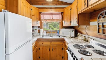 Fridge, microwave, oven, coffee/tea maker