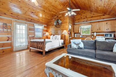 21 Acre Mountain Escape!  11 Private Cabins!  Weddings, Reunions, & Events!