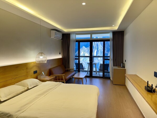 Signature Tek Büyük Yataklı Oda, Tepe Manzaralı | Güneşlik/perde, ücretsiz kablosuz İnternet 