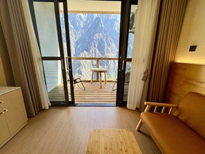 Comfort Double Room, Hill View | Blackout drapes, free WiFi - Tiger Leaping Half Way Guest House (Deqin)