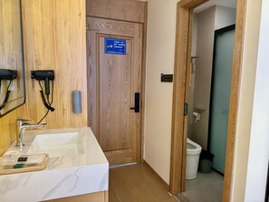 Douche, articles de toilette (gratuits), séchoir à cheveux, pantoufles