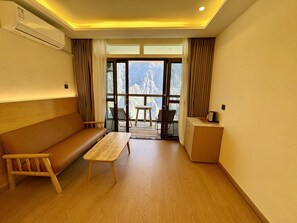 Signature Tek Büyük Yataklı Oda, Tepe Manzaralı | Güneşlik/perde, ücretsiz kablosuz İnternet 