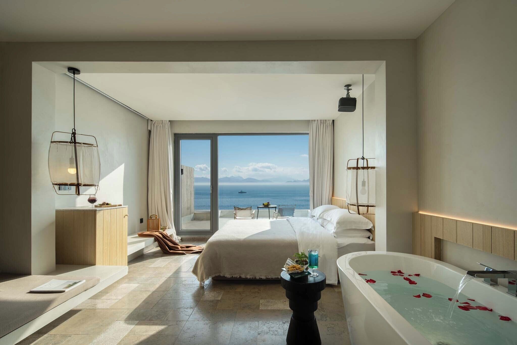 Habitación romántica doble, balcón, vistas al mar | Ropa de cama de alta calidad y decoración individual