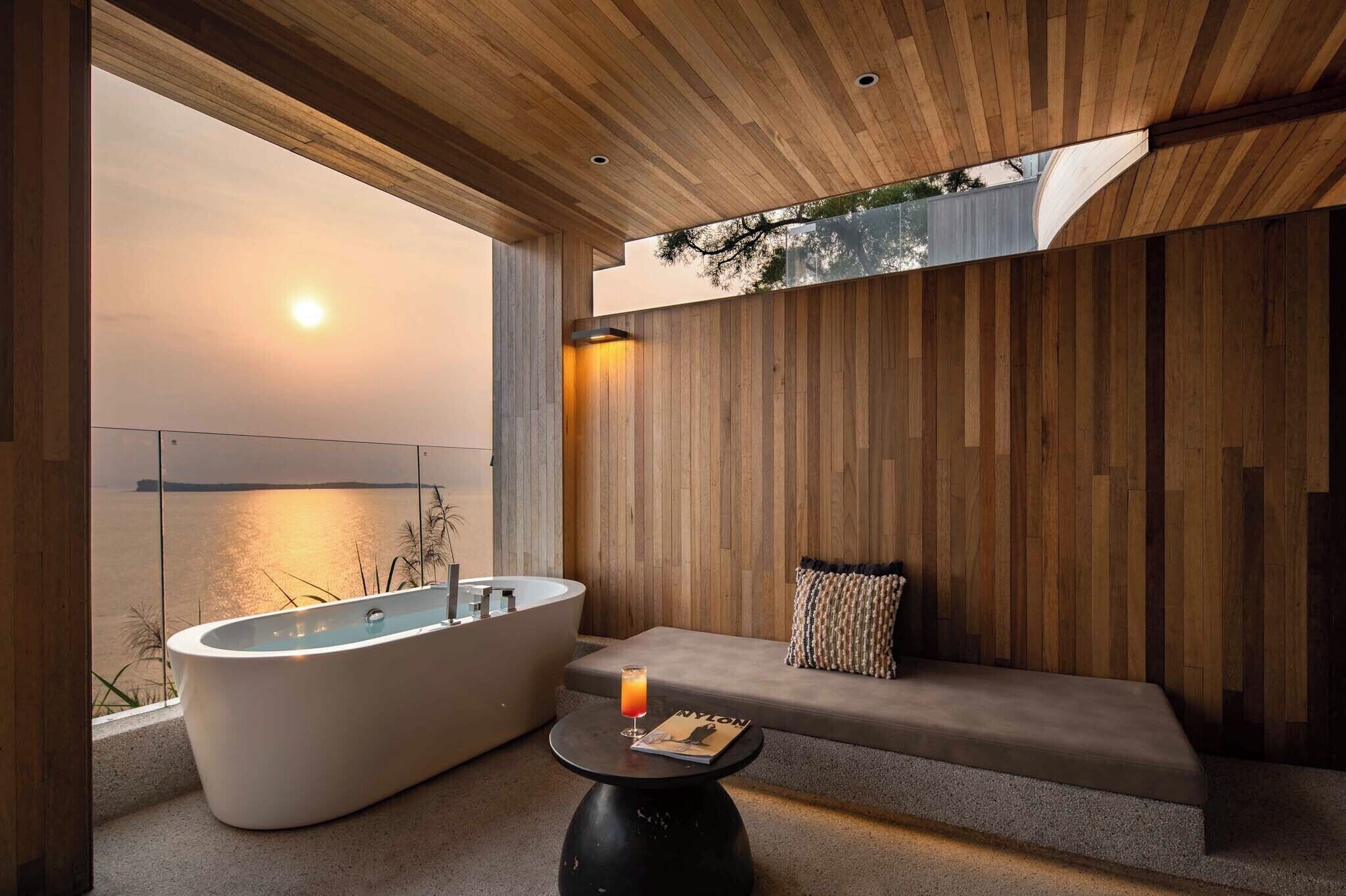 Luxe tweepersoonskamer, balkon, uitzicht op zee | Badkamer | Een regendouche, gratis toiletartikelen, een haardroger, pantoffels