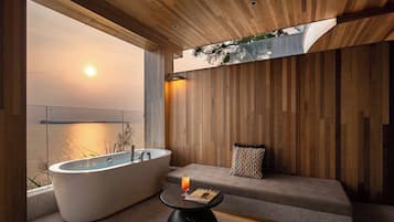 Luxe tweepersoonskamer, balkon, uitzicht op zee | Badkamer | Een regendouche, gratis toiletartikelen, een haardroger, pantoffels