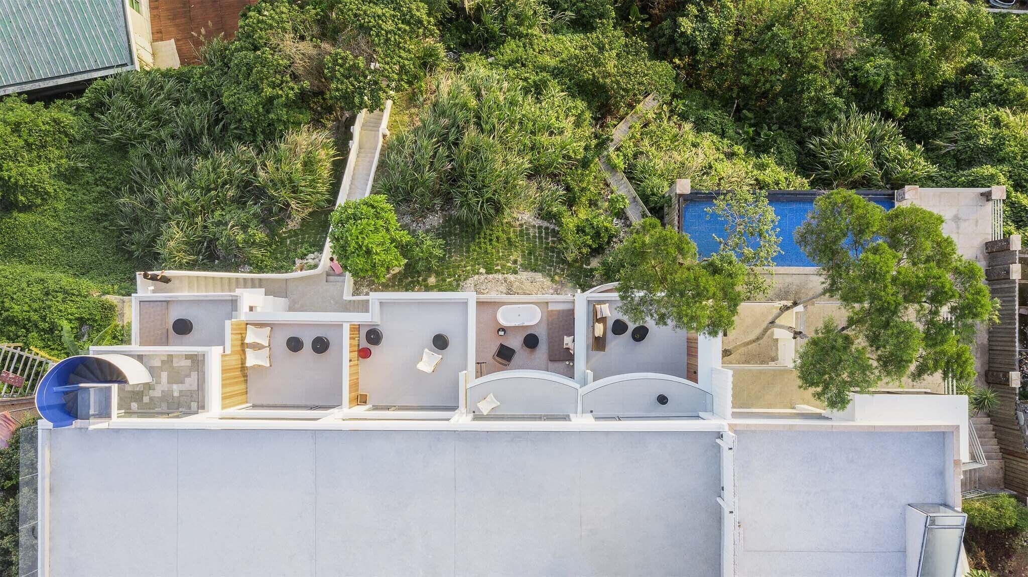 Une terrasse sur le toit comprenant plusieurs petits espaces privés, chacun étant équipé de toilettes et d’un lavabo.