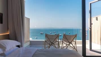 Habitación romántica doble, balcón, vistas al mar | Ropa de cama de alta calidad y decoración individual