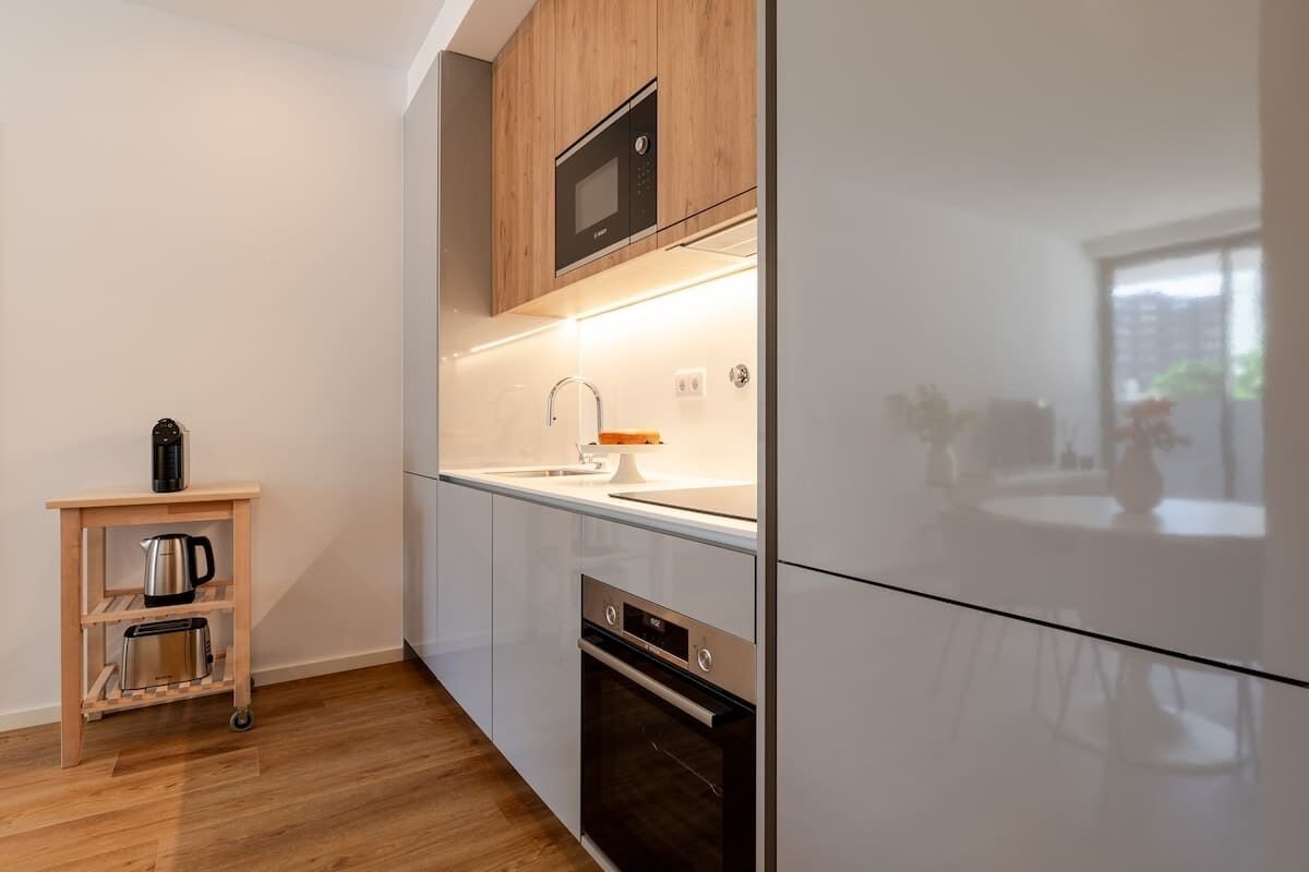 Een koelkast, een magnetron, een oven, een kookplaat