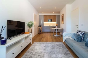 Smart TV - Sleek & Modern Flat w/ Private Garage by HostWise (Leça da Palmeira)