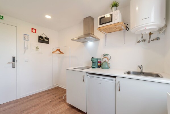 Fridge, microwave, stovetop, coffee/tea maker