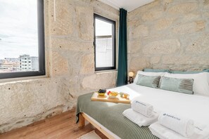 2 عدّة غرف نوم ومكواة/لوح كي وواي فاي مجانًا وملاءات أسرّة