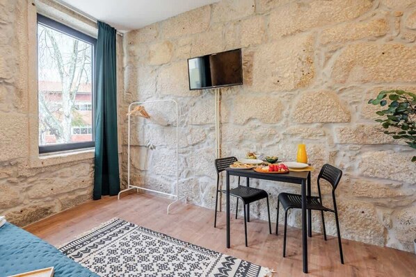 Dining - Azulejo Studios & Citrus Garden by HostWise (Porto)