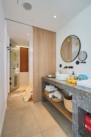 Habitación de lujo doble, balcón, vistas al jardín | Baño | Cabezal de ducha tipo lluvia y artículos de higiene personal gratuitos