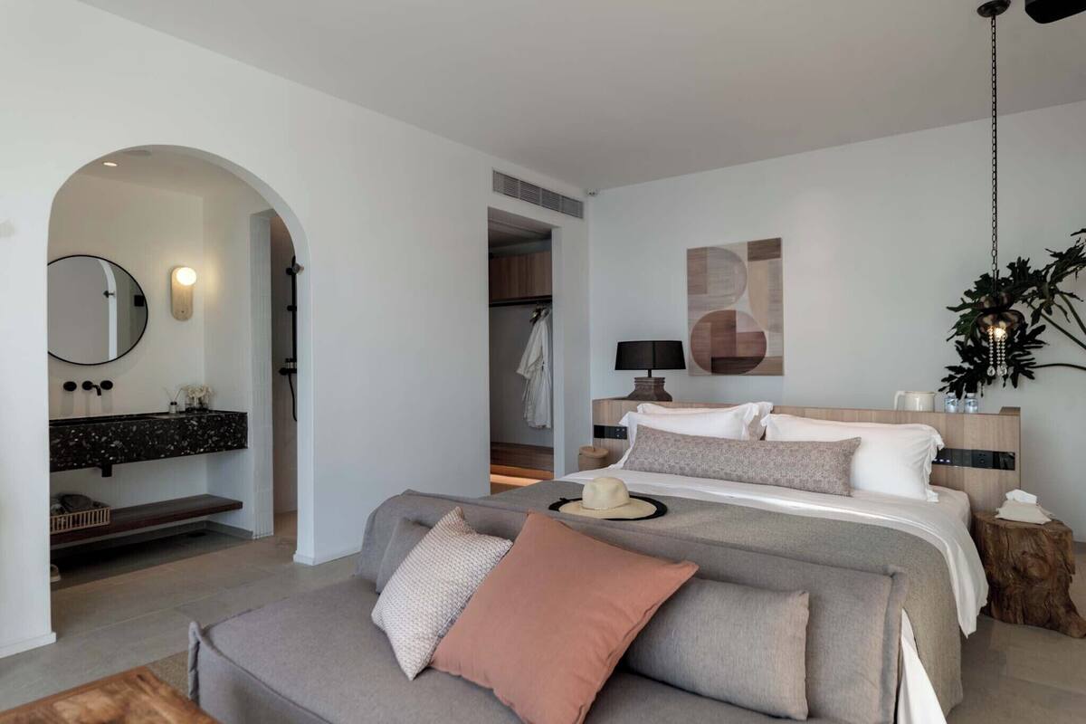 Senior Double Room, Balcony, Sea View | Premium bedding, minibar, individually decorated, individually furnished