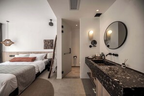 Basic Double Room, Balcony, Garden View | Bathroom