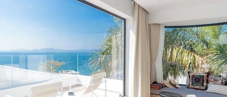 Ropa de cama de alta calidad, minibar y decoración personalizada