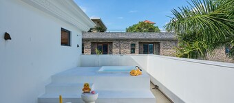 Miyue Shenzhen Tuscan Seascape Holiday