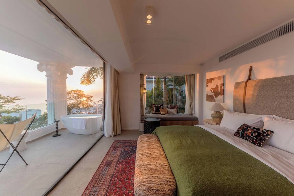 Signature Double Room, Balcony, Sea View | Premium bedding, minibar, individually decorated, individually furnished