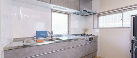 Refrigerador, microondas, parrilla de estufa y tetera eléctrica