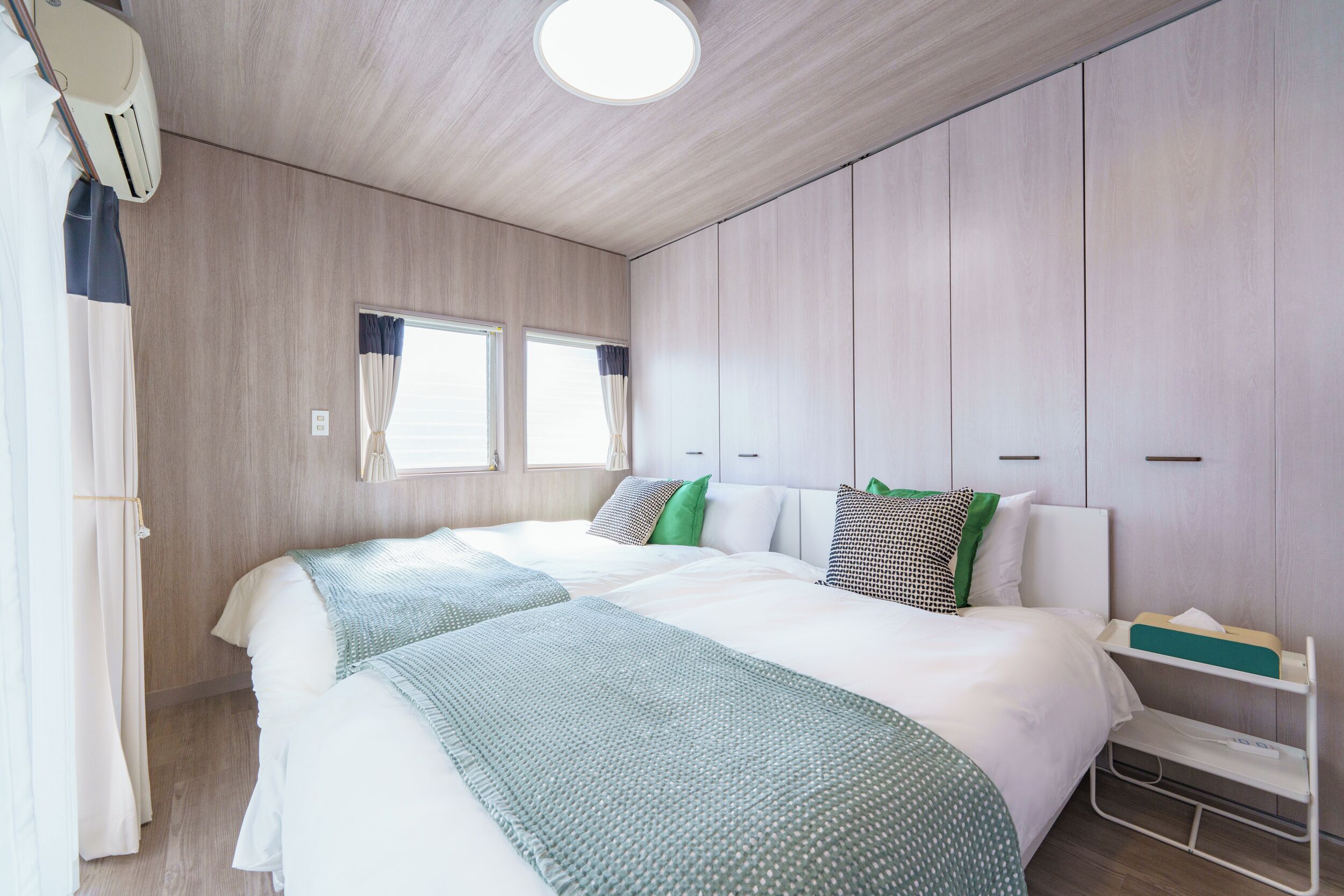 2 室のベッドルーム、デスク、アイロン / アイロン台、旅行用ベビーベッド