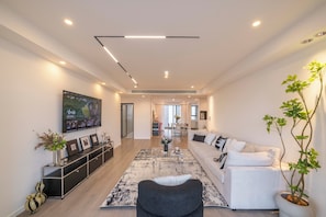 Deluxe Apartment, City View | Living area