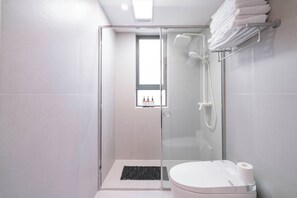 Apartemen Deluks, pemandangan kota | Kamar mandi | Sandal