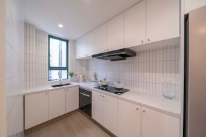 Deluxe Apartment, City View | Private kitchen