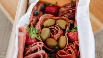 Tagliere con salumi misti, olive e fragole.