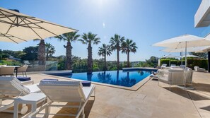 Alberca techada y alberca climatizada