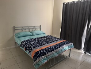 Ferros/tábuas de passar roupa, acesso à internet, roupa de cama