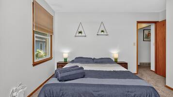 3 bedrooms, desk, iron/ironing board, free WiFi