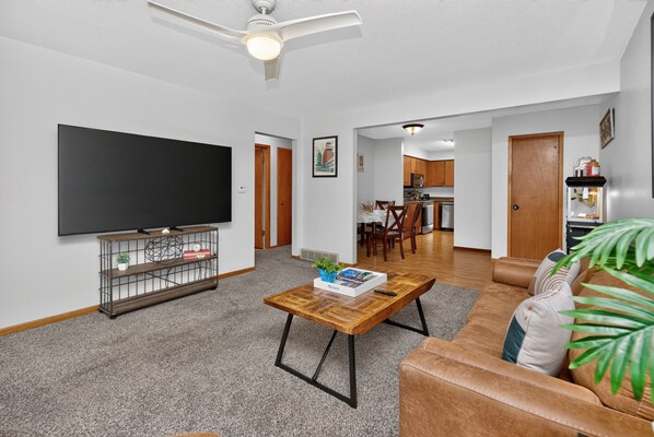 Smart TV, chimenea, futbolito y tenis de mesa