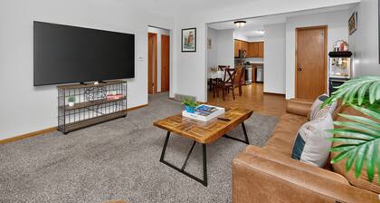Ankeny 3BR Stay with Office, King Bed, Sleeps 9