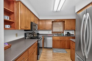 Refrigerador, microondas, horno y parrilla de estufa