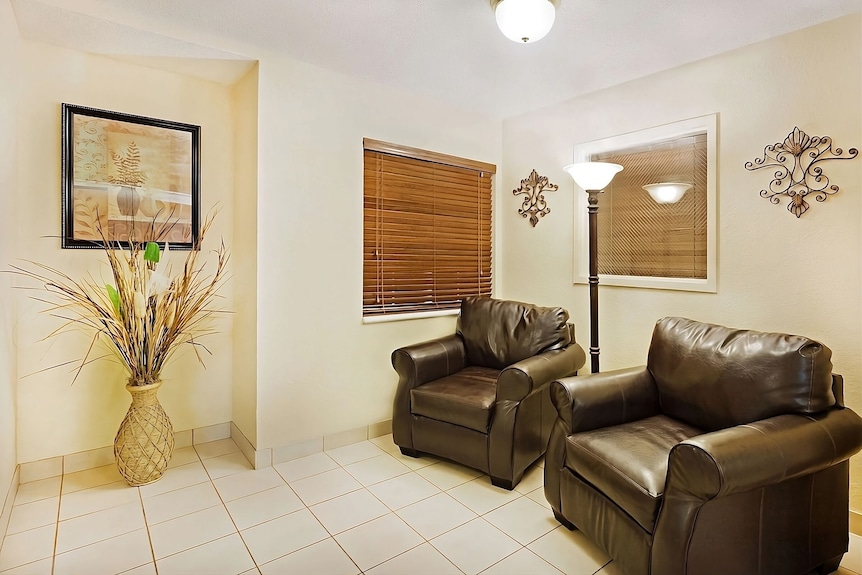 A Quick Drive From Mcghee Tyson Airport! Private Full Kitchen! Pets Allowed! - Knoxville, TN