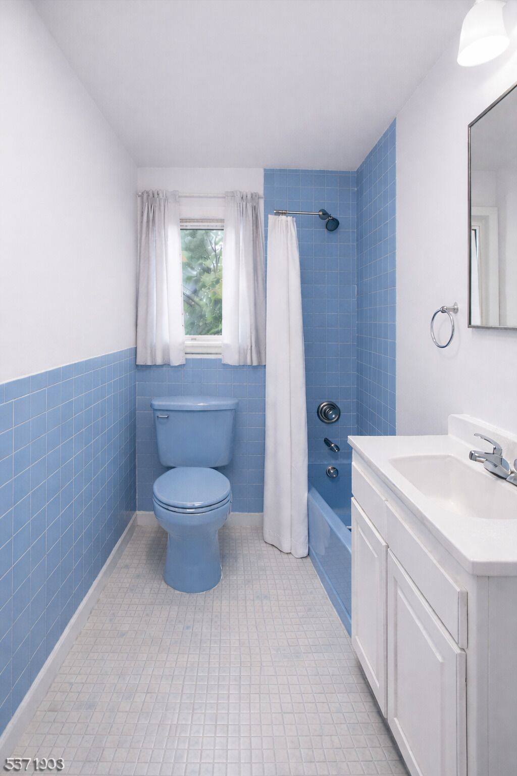 Douche, serviettes fournies, savon, papier toilette