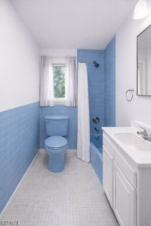 Dusj, håndklær, såpe og toalettpapir