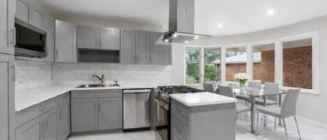 Microondas, horno, parrilla de estufa y lavavajillas