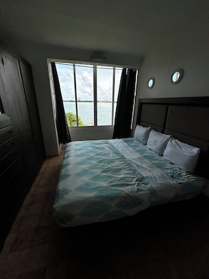 Ferros/tábuas de passar roupa, acesso à internet, roupa de cama