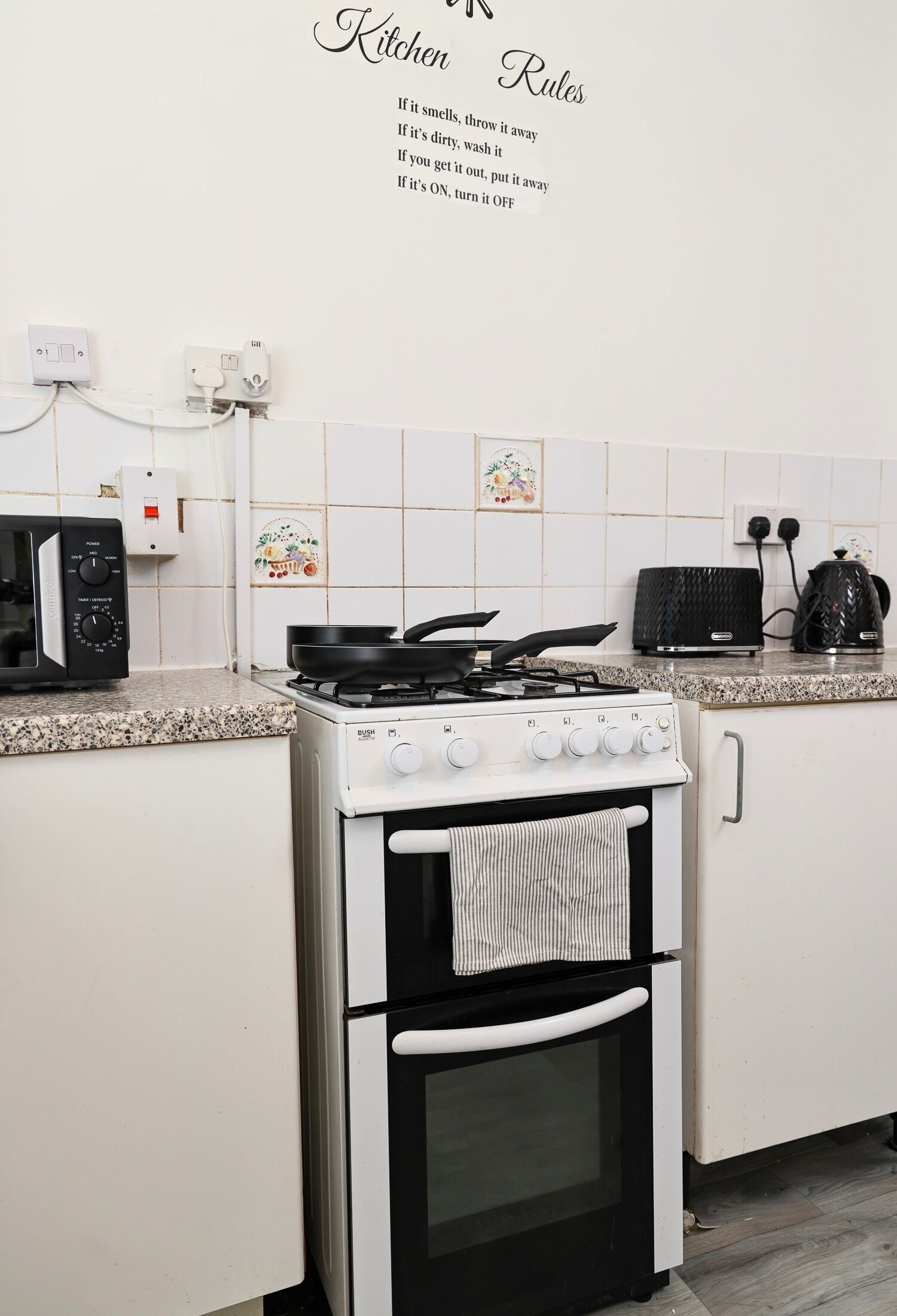 Frigorifero, microonde, forno, piano cottura