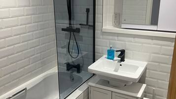 Hårføner og håndklær