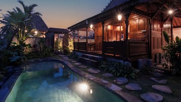 2 outdoor pools