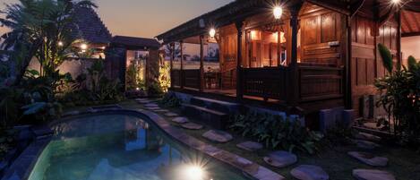 2 outdoor pools