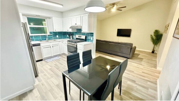 冷蔵庫、電子レンジ、オーブン、コンロ