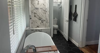 Historic Alton duplex! Upper unit