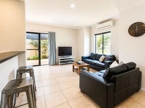 House, Multiple Beds, Non Smoking | Living area