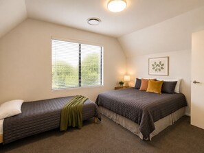 Individually decorated, individually furnished, iron/ironing board - Relax On Moonshine (Dunsborough)