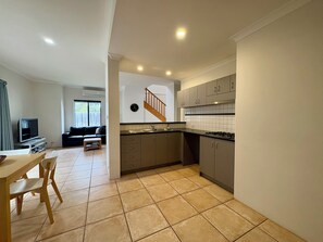 House, Berbilang Katil, Non Smoking | Dapur peribadi | Peti sejuk/penyejuk beku saiz penuh, ketuhar gelombang mikro, ketuhar