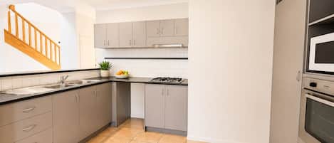 Maison, plusieurs lits, non-fumeurs | Cuisine privée | Grand réfrigérateur, micro-ondes, four, plaque de cuisson