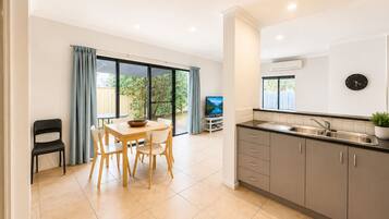 House, Multiple Beds, Non Smoking | Private kitchen | Full-size fridge, microwave, oven, stovetop